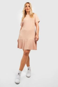 Plus Kurzärmliges Geripptes Smokkleid Mit Rüschensaum