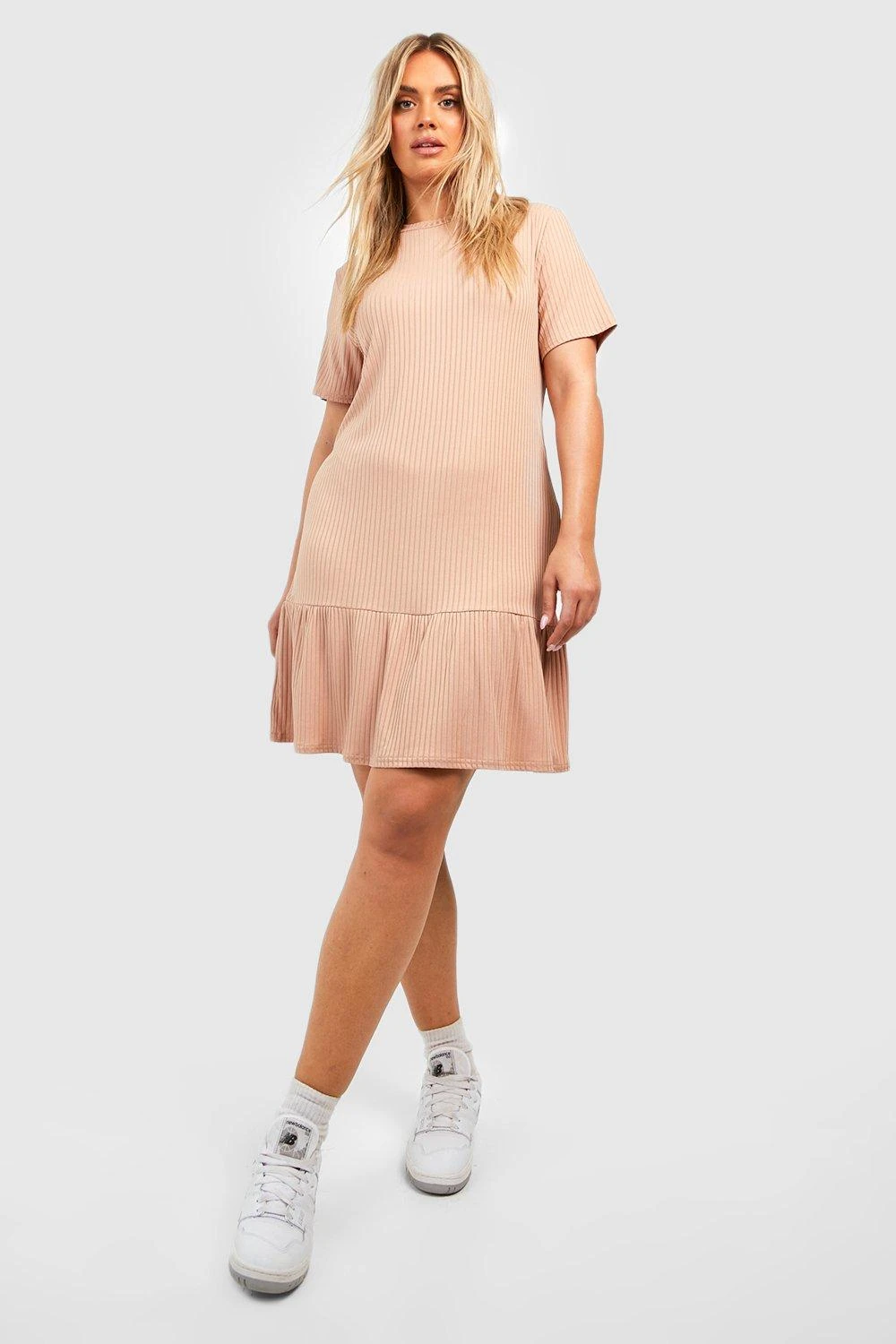 Plus Kurzärmliges Geripptes Smokkleid Mit Rüschensaum 3 Plus Kurzärmliges Geripptes Smokkleid Mit Rüschensaum