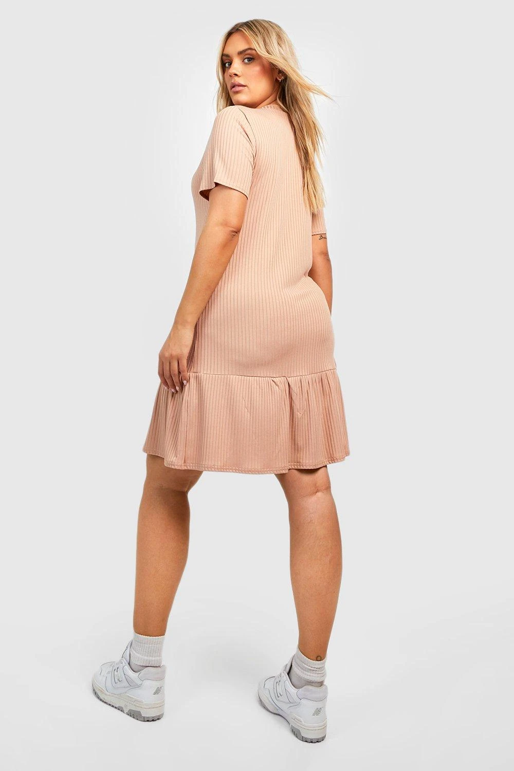 Plus Kurzärmliges Geripptes Smokkleid Mit Rüschensaum 4 Plus Kurzärmliges Geripptes Smokkleid Mit Rüschensaum – Bild 2