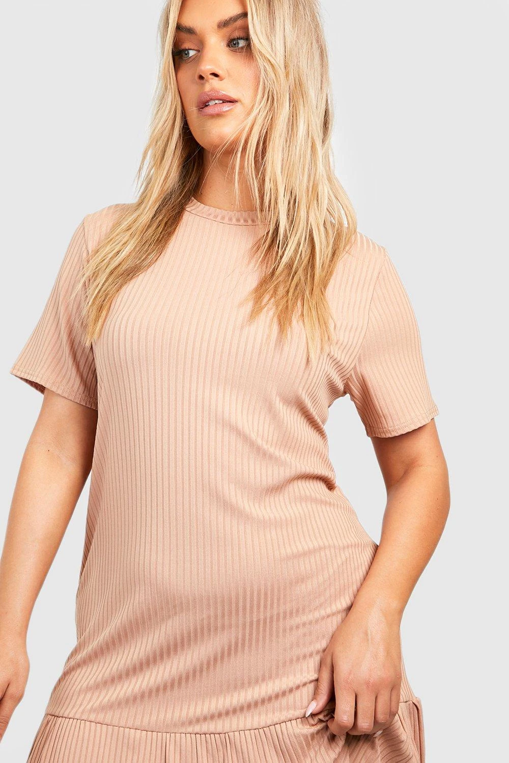 Plus Kurzärmliges Geripptes Smokkleid Mit Rüschensaum 6 Plus Kurzärmliges Geripptes Smokkleid Mit Rüschensaum – Bild 4