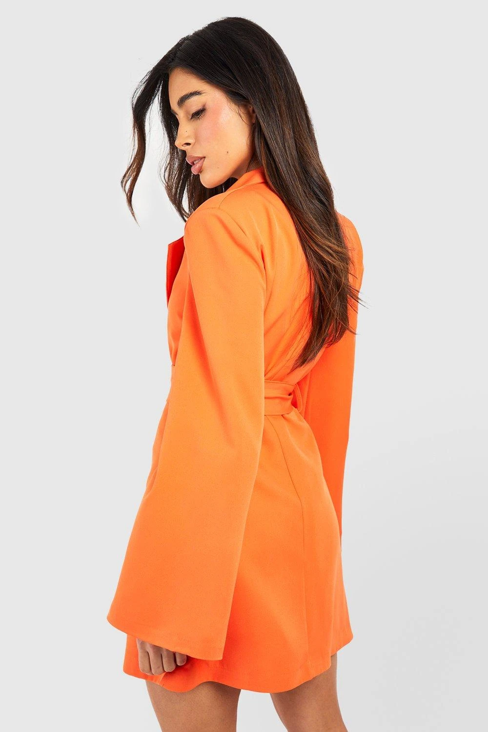 Blazerkleid Mit Bindegürtel Und Weiten Ärmeln 4 Blazerkleid Mit Bindegürtel Und Weiten Ärmeln – Bild 2