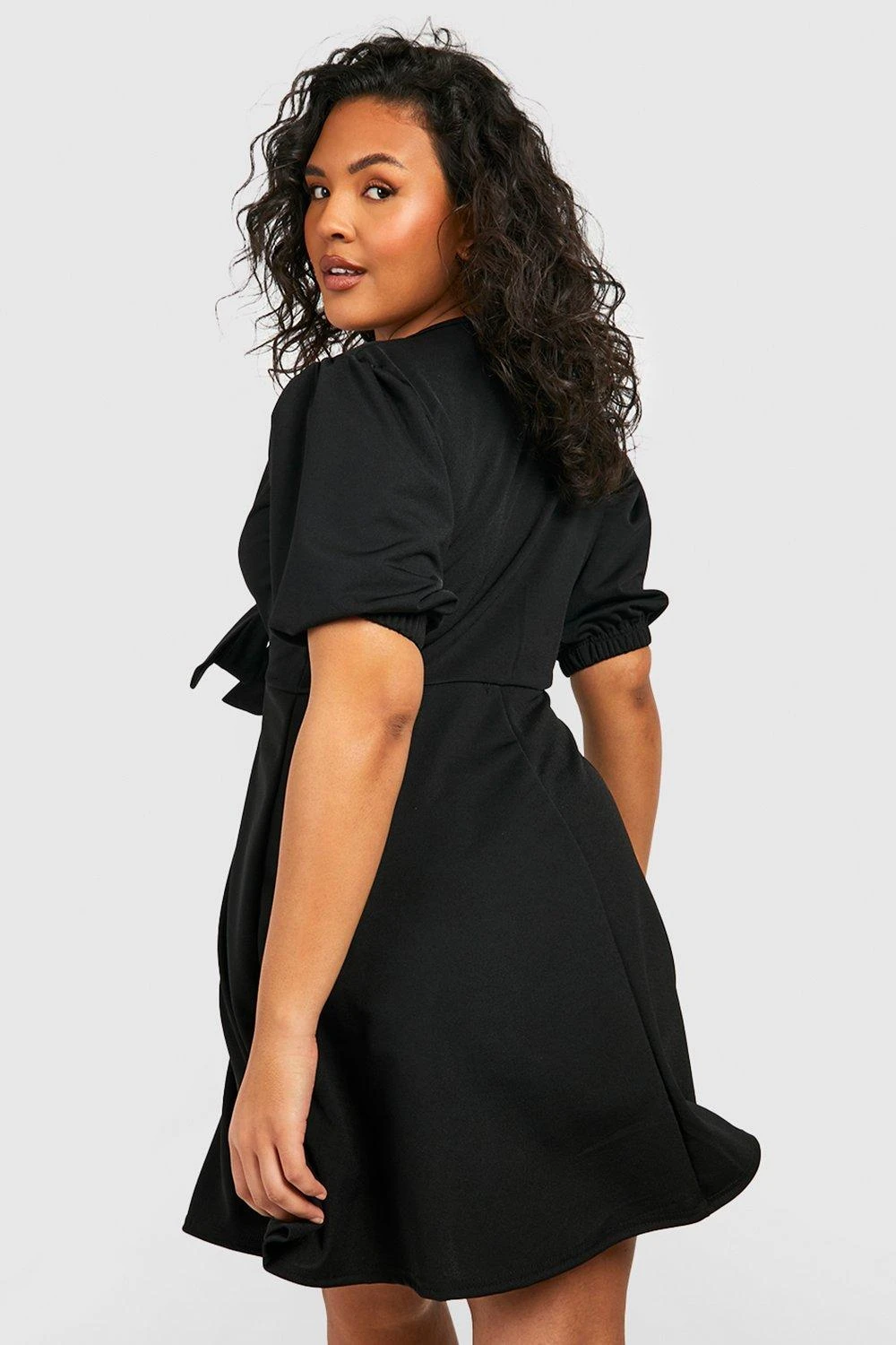 Plus Skaterkleid Mit Knoten Vorne 4 Plus Skaterkleid Mit Knoten Vorne – Bild 2