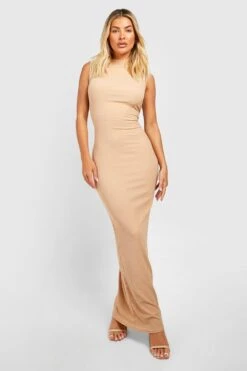 Hochgeschlossenes Strukturiertes ärmelloses Maxikleid