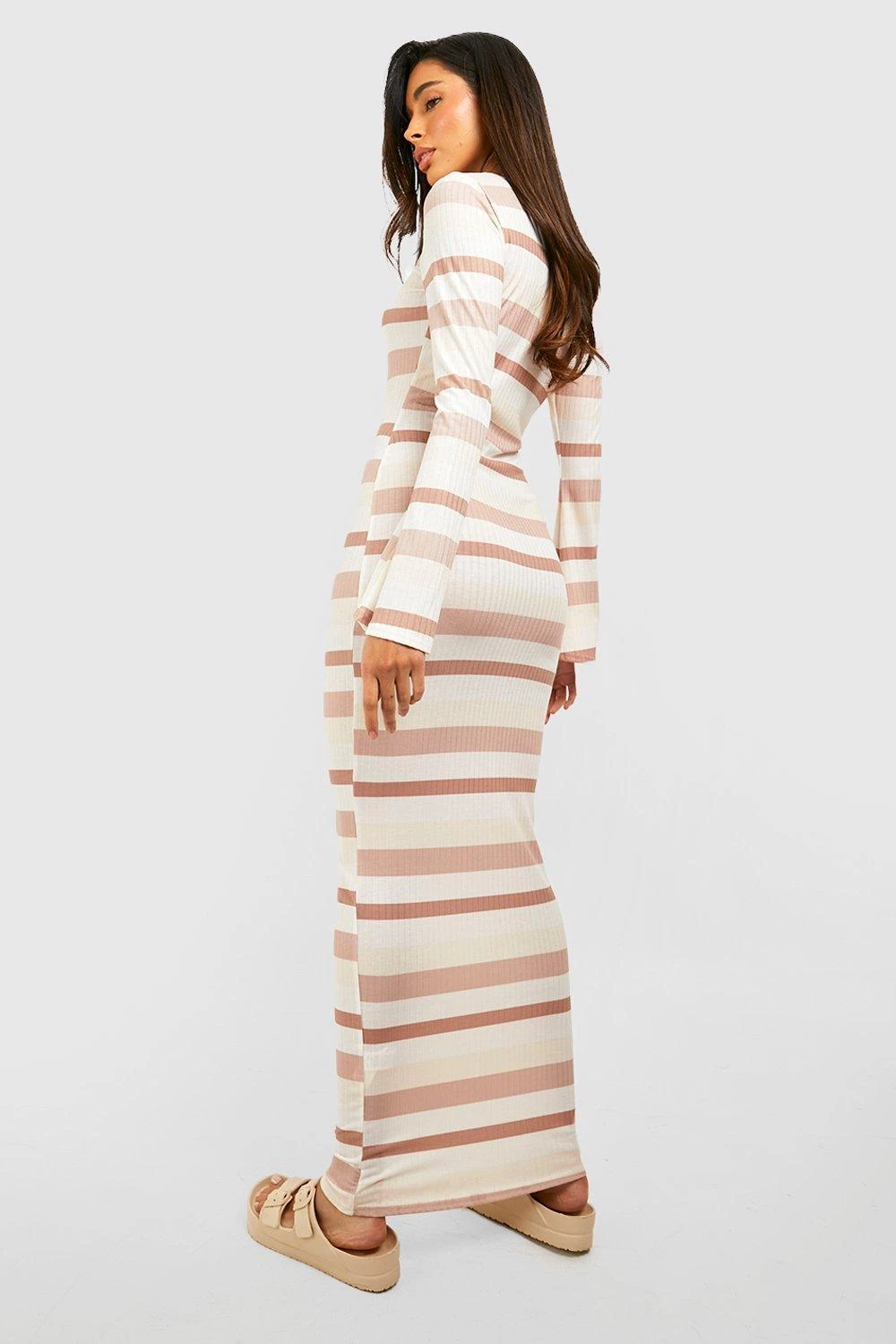 Gestreiftes Geripptes Midikleid Mit Weiten Ärmeln 4 Gestreiftes Geripptes Midikleid Mit Weiten Ärmeln – Bild 2