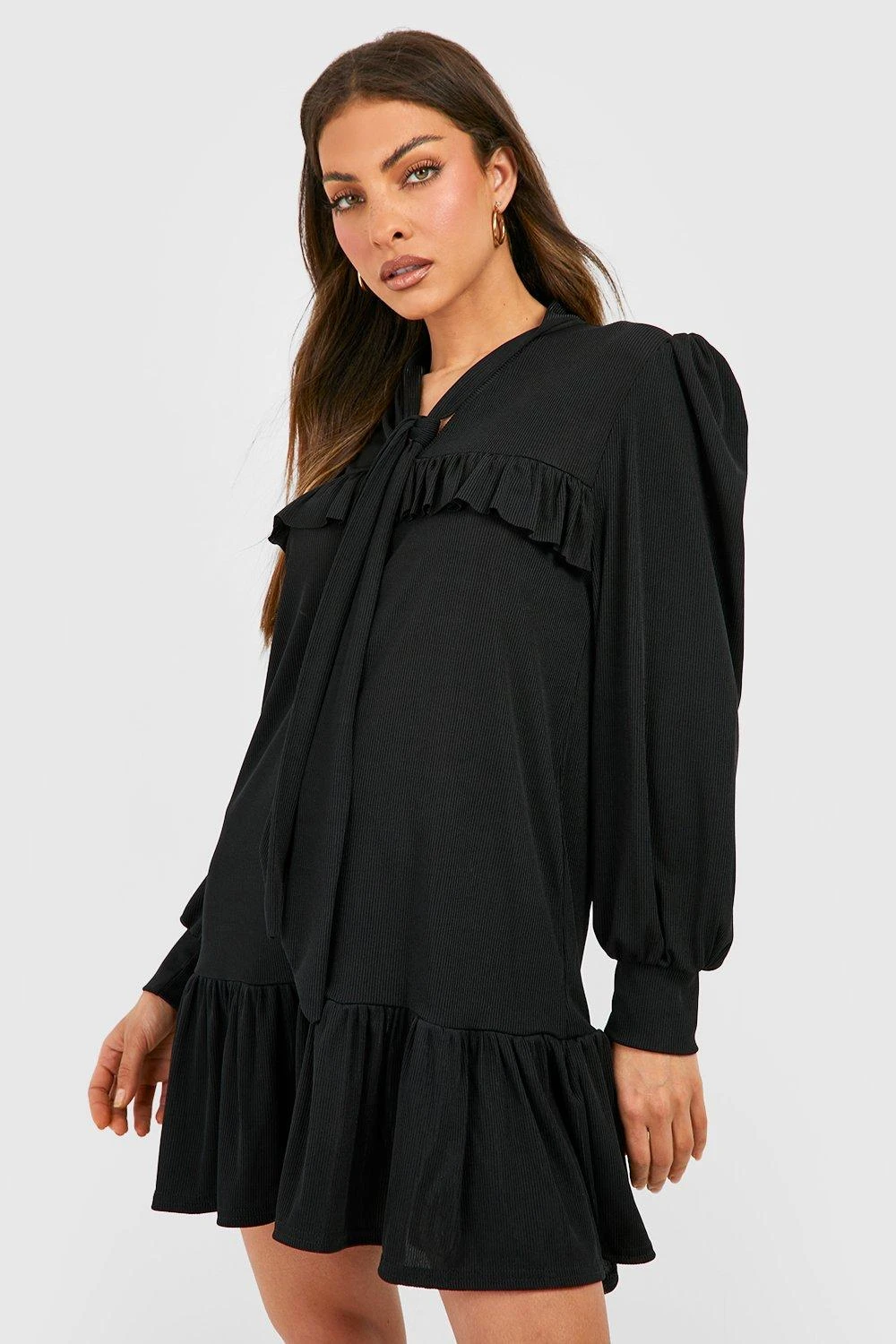 Geripptes Smokkleid Mit Rüschen-Schleife 3 Geripptes Smokkleid Mit Rüschen-Schleife