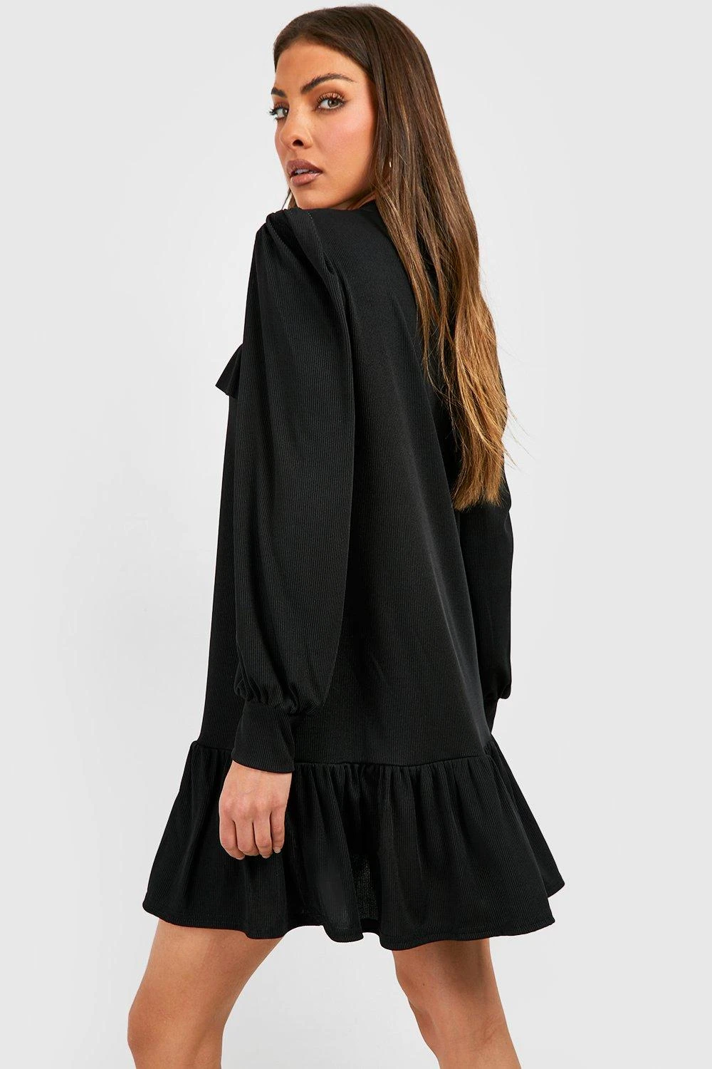 Geripptes Smokkleid Mit Rüschen-Schleife 4 Geripptes Smokkleid Mit Rüschen-Schleife – Bild 2