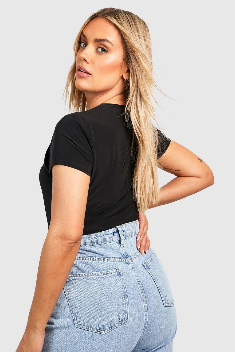 Plus Kurzärmliges Top Mit Keyhole-Ausschnitt 4 Plus Kurzärmliges Top Mit Keyhole-Ausschnitt – Bild 2