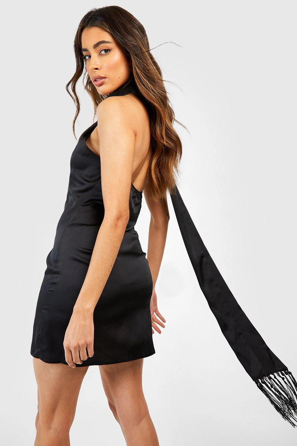 Satin-Minikleid Mit Quasten-Saum 4 Satin-Minikleid Mit Quasten-Saum – Bild 2