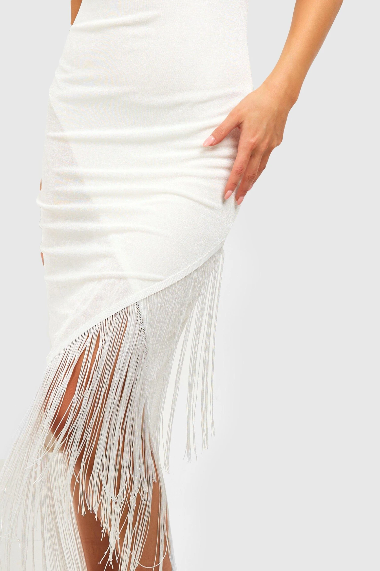 Midikleid Mit Wasserfallausschnitt Und Quasten-Saum 6 Midikleid Mit Wasserfallausschnitt Und Quasten-Saum – Bild 4