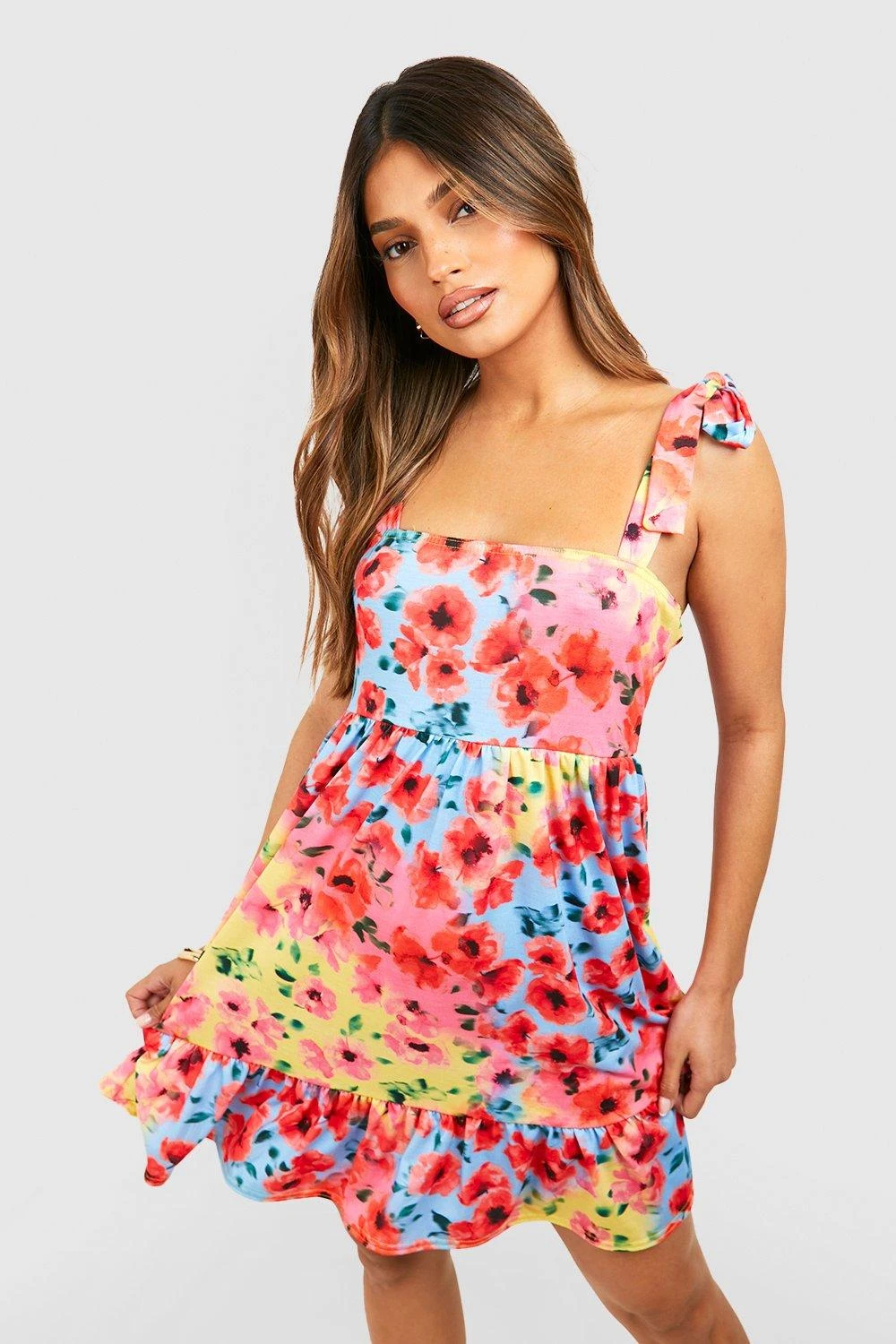 Florales Rüschenkleid Mit Geschnürten Trägern 3 Florales Rüschenkleid Mit Geschnürten Trägern