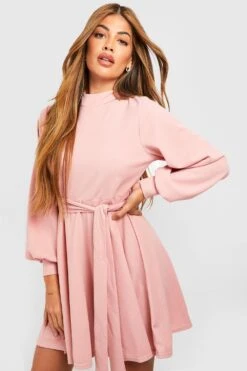 Hochgeschlossenes Skaterkleid Mit Ballonärmeln Und Gürtel