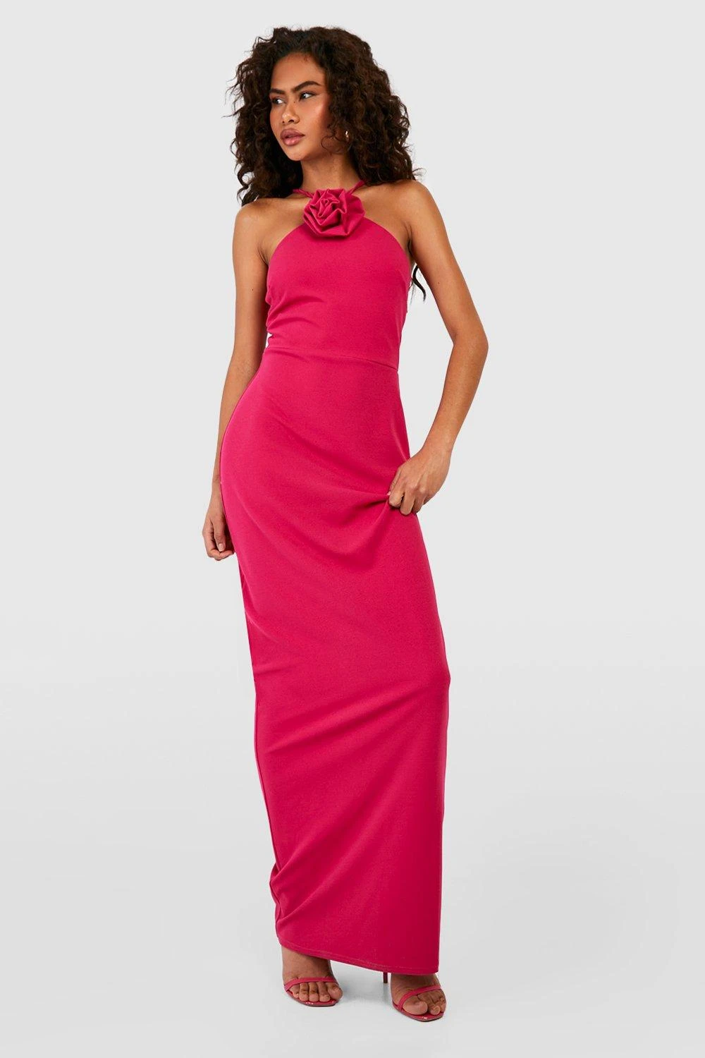 Neckholder-Maxikleid Mit Rosen-Detail 5 Neckholder-Maxikleid Mit Rosen-Detail – Bild 3