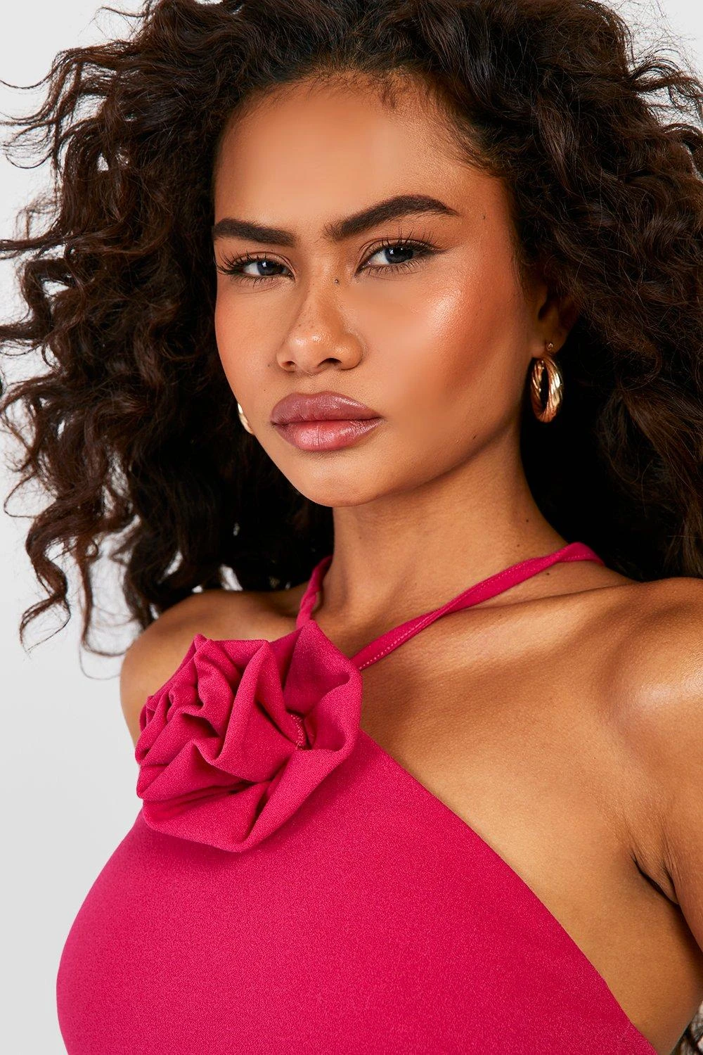 Neckholder-Maxikleid Mit Rosen-Detail 6 Neckholder-Maxikleid Mit Rosen-Detail – Bild 4