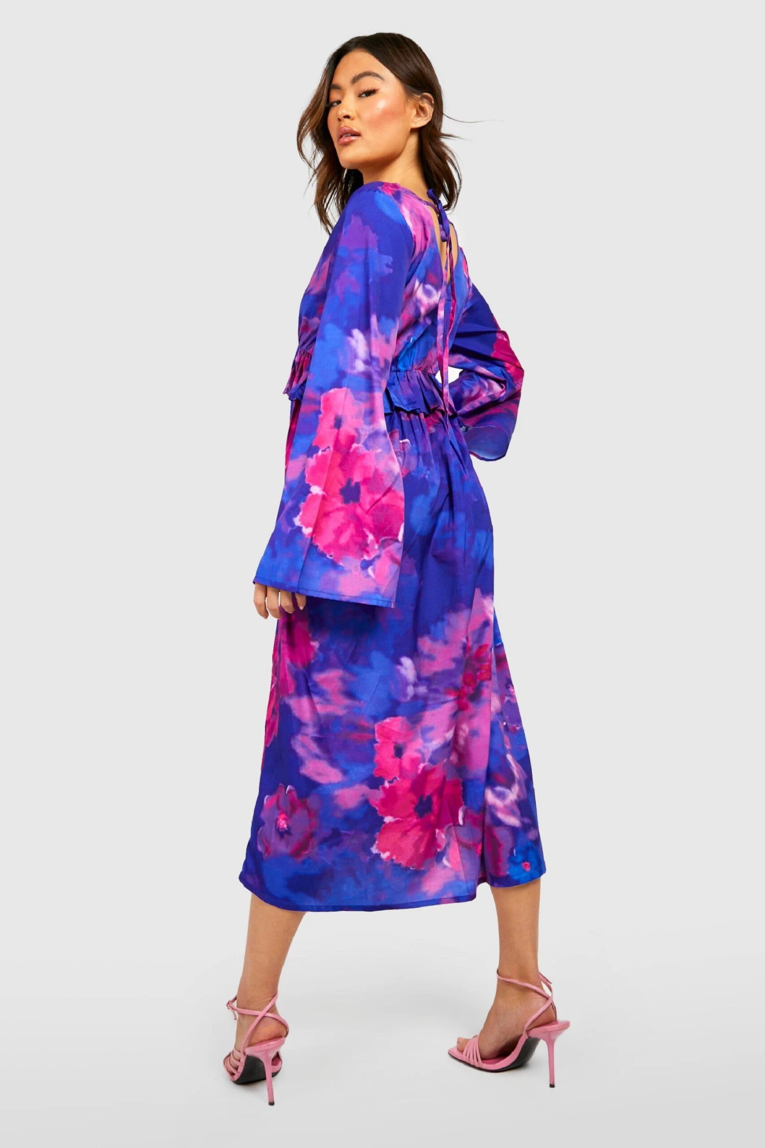 Florales Chiffon-Midikleid Mit Rüschen-Taille 4 Florales Chiffon-Midikleid Mit Rüschen-Taille – Bild 2