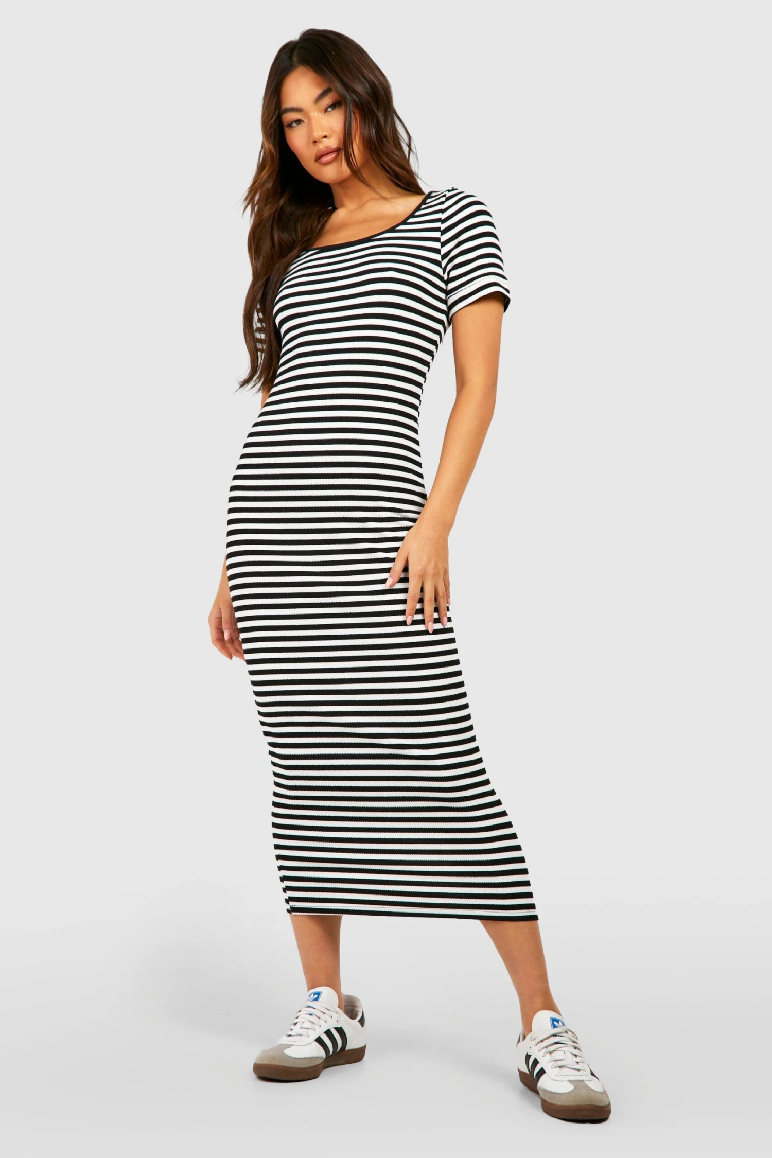 Gestreiftes Geripptes Midikleid Mit Kurzen Ärmeln 3 Gestreiftes Geripptes Midikleid Mit Kurzen Ärmeln