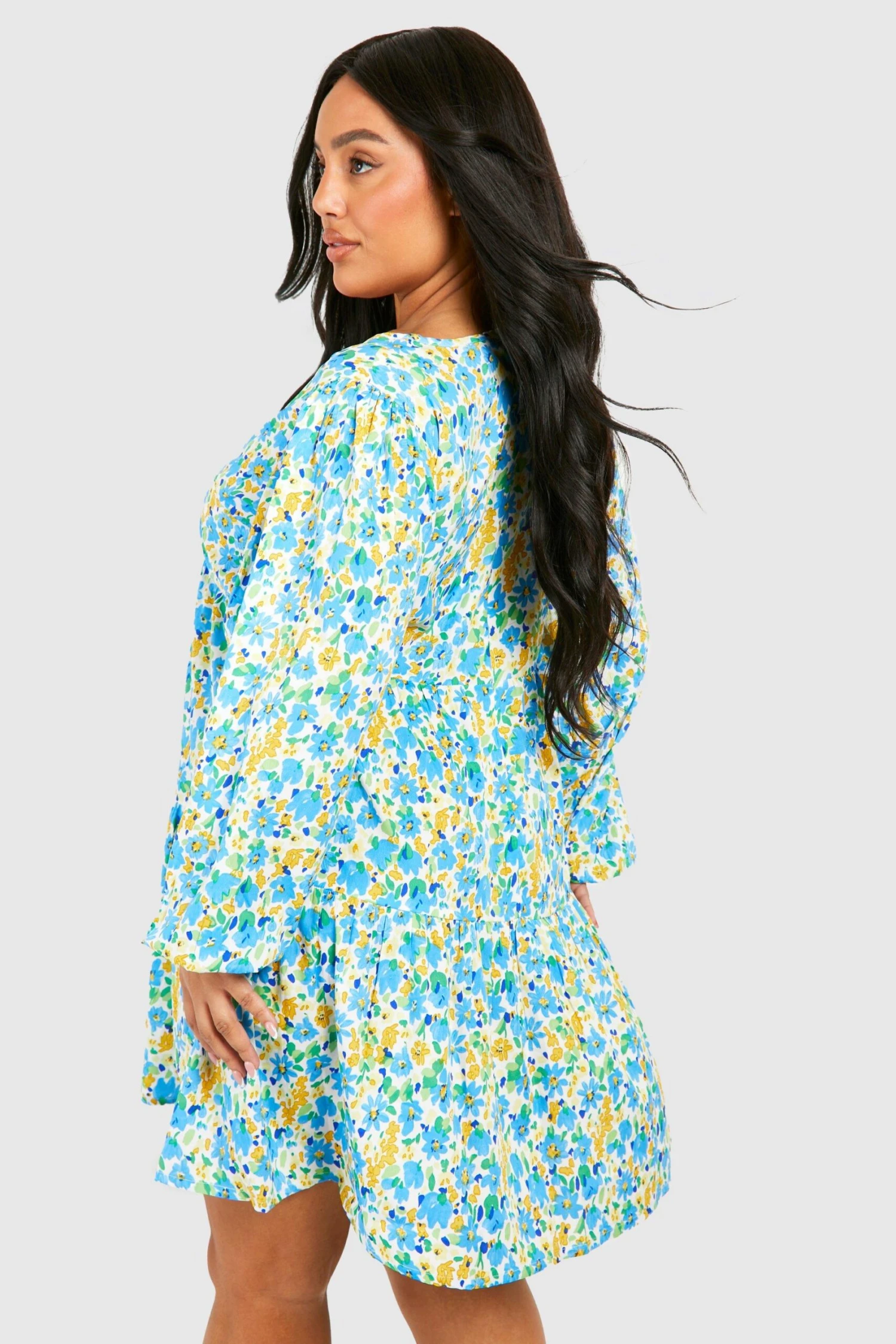 Plus Florales Gestuftes Smokkleid 4 Plus Florales Gestuftes Smokkleid – Bild 2