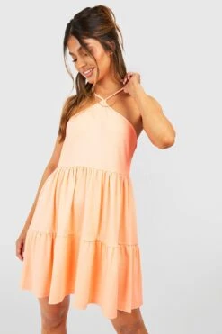 Strukturiertes Gestuftes Neckholder-Smokkleid