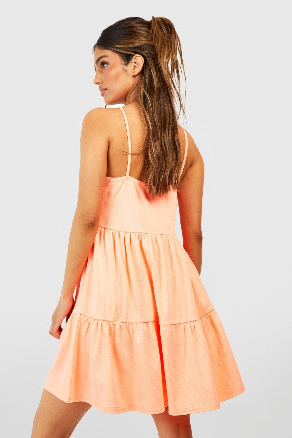 Strukturiertes Gestuftes Neckholder-Smokkleid 4 Strukturiertes Gestuftes Neckholder-Smokkleid – Bild 2