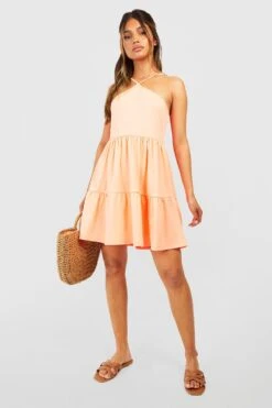 Strukturiertes Gestuftes Neckholder-Smokkleid 8 Strukturiertes Gestuftes Neckholder-Smokkleid -Stil Formen Verkäufe gzz54392 coral xl 2