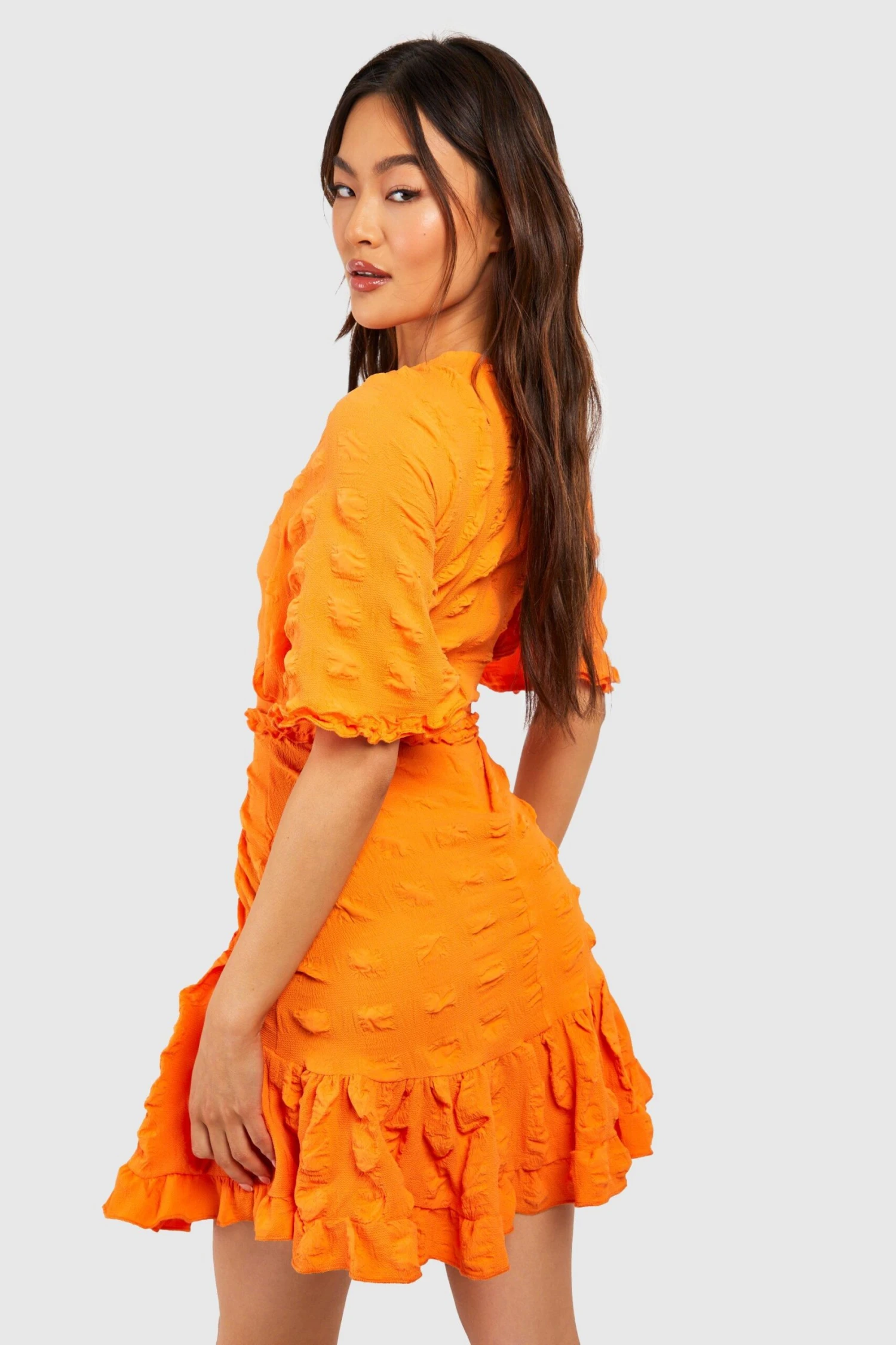 Strukturiertes Rüschen-Skaterkleid Mit Weiten Ärmeln 4 Strukturiertes Rüschen-Skaterkleid Mit Weiten Ärmeln – Bild 2