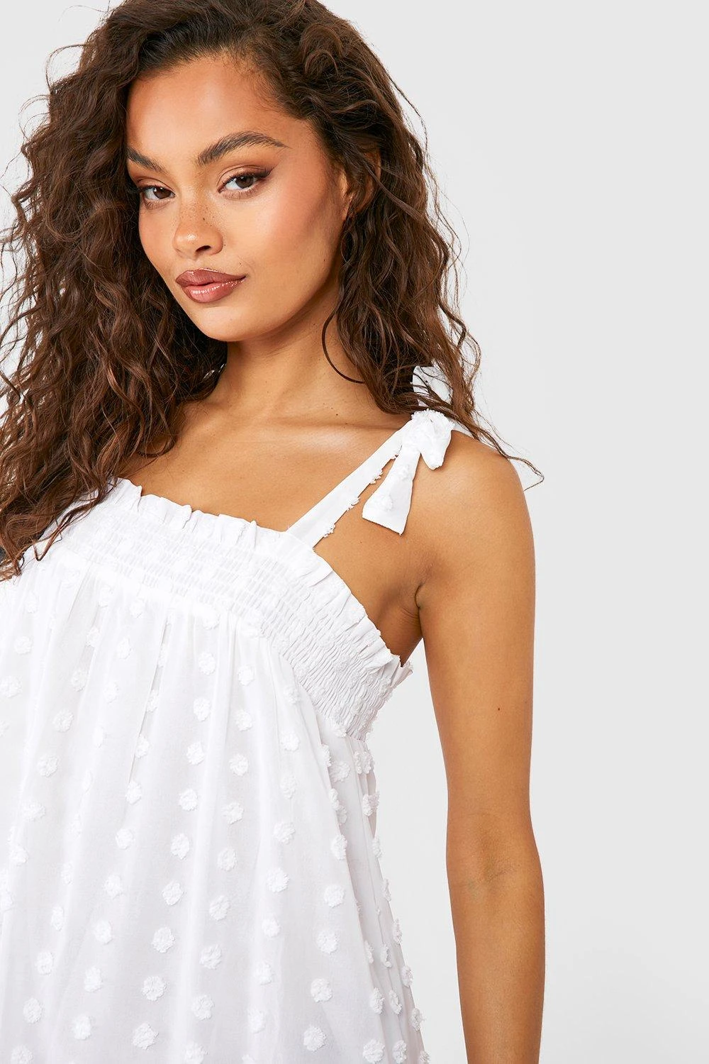 Strukturiertes Gestuftes Maxikleid Mit Schnür-Detail 6 Strukturiertes Gestuftes Maxikleid Mit Schnür-Detail – Bild 4