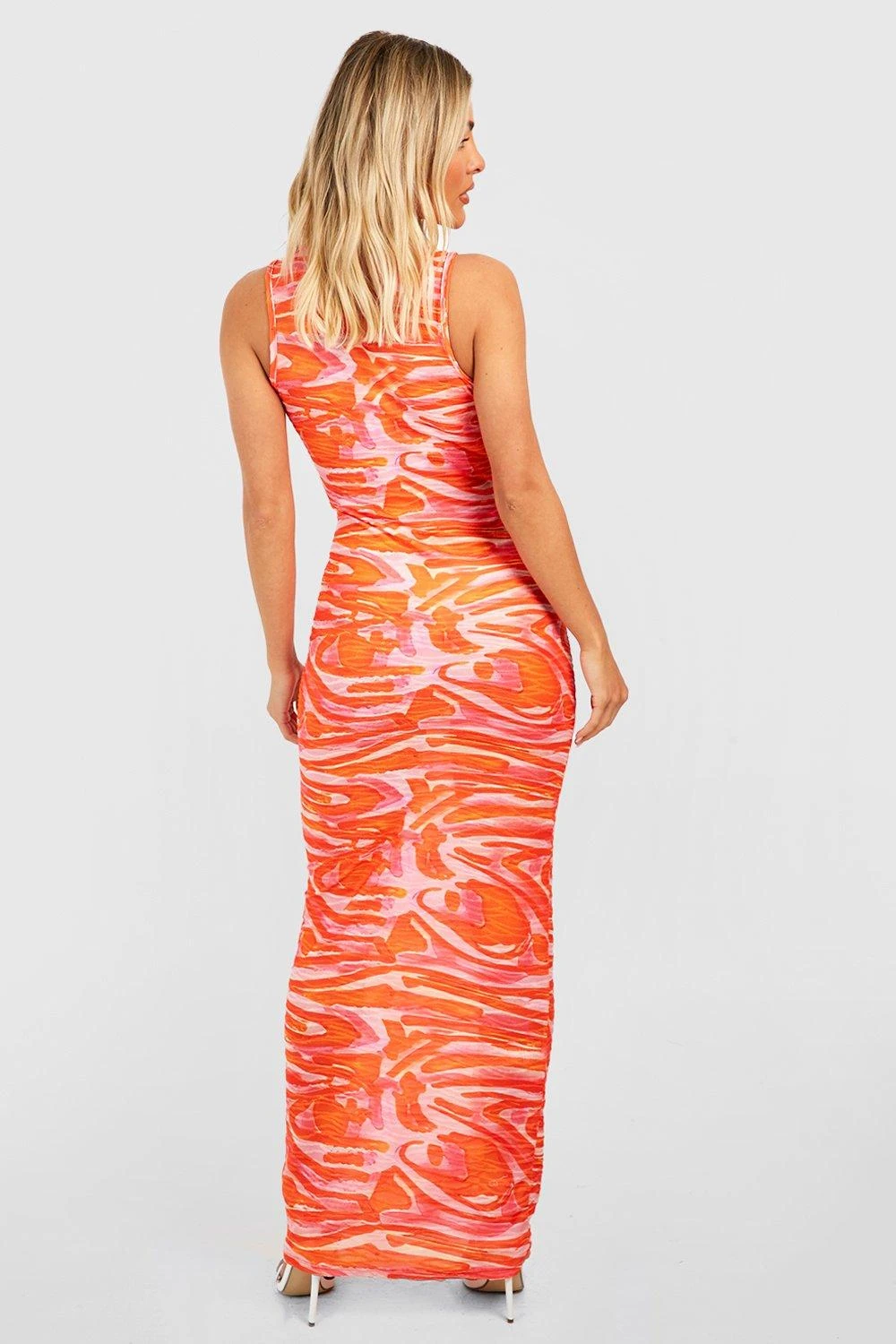 Strukturiertes Maxikleid Mit Abstraktem Print 4 Strukturiertes Maxikleid Mit Abstraktem Print – Bild 2