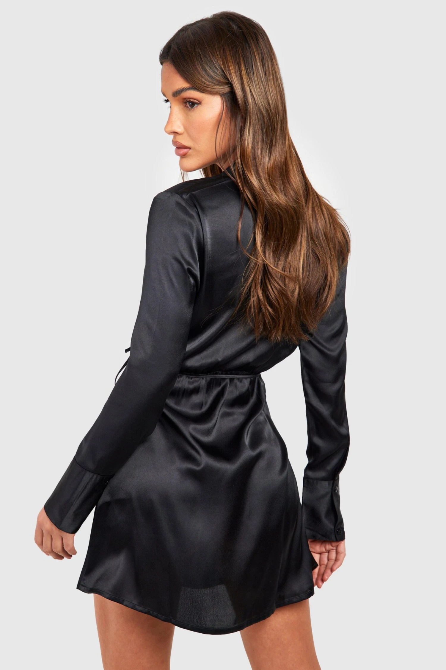 Wickel-Hemdkleid Aus Satin Mit Gürtel 4 Wickel-Hemdkleid Aus Satin Mit Gürtel – Bild 2