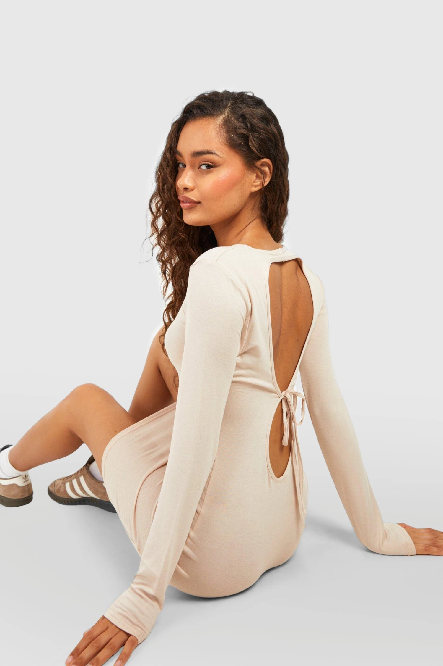 Langärmliges Mini Bodycon-Kleid Mit Cut-Out 3 Langärmliges Mini Bodycon-Kleid Mit Cut-Out