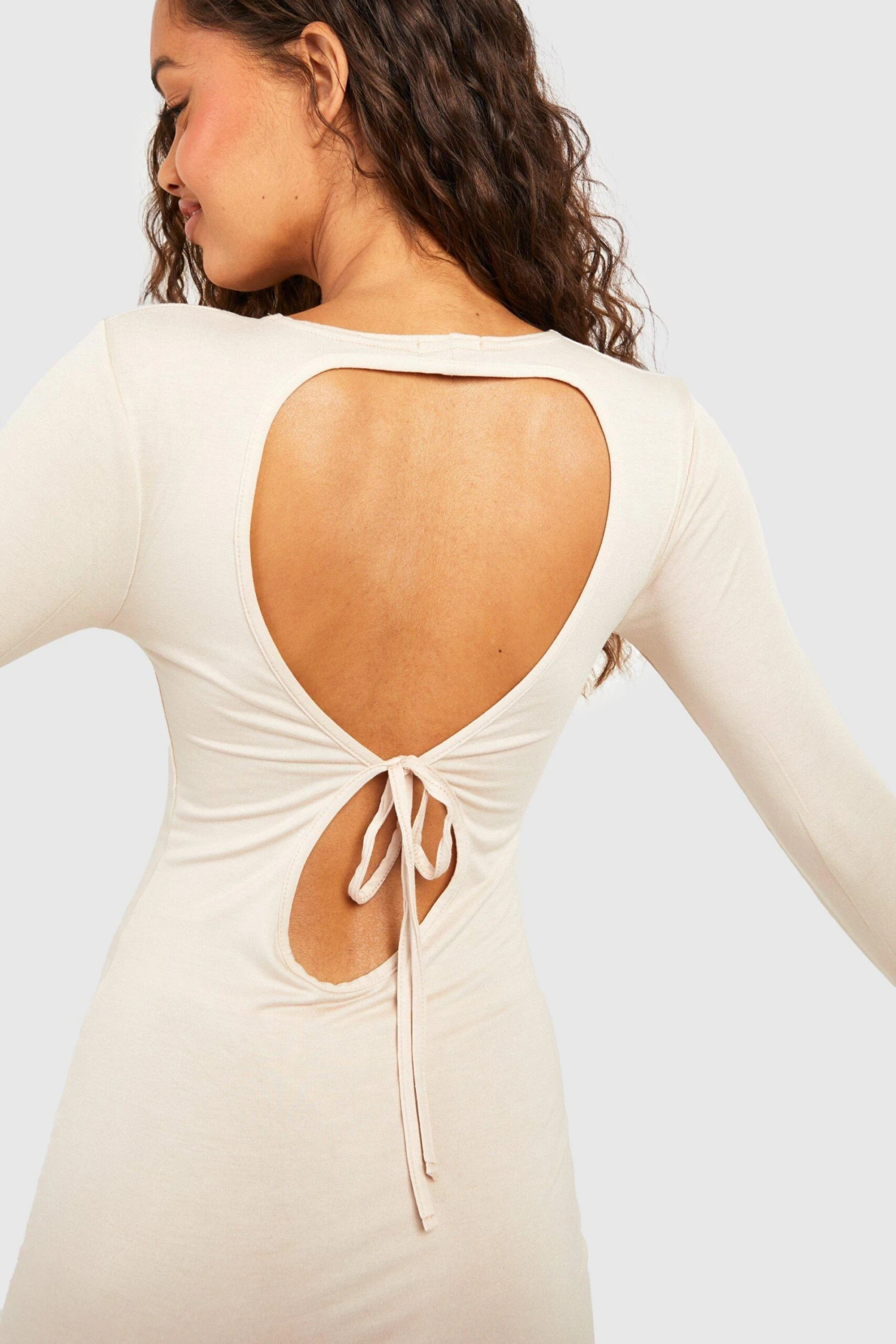 Langärmliges Mini Bodycon-Kleid Mit Cut-Out 6 Langärmliges Mini Bodycon-Kleid Mit Cut-Out – Bild 4