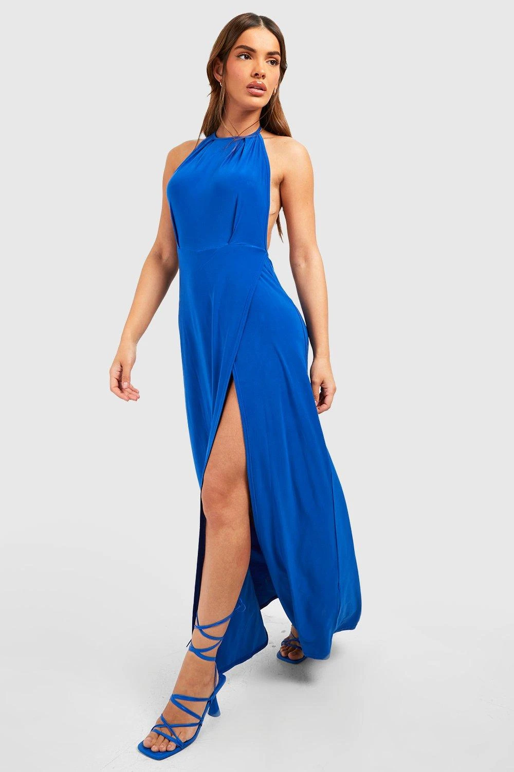 Neckholder-Maxikleid Mit Hohem Schlitz 5 Neckholder-Maxikleid Mit Hohem Schlitz – Bild 3