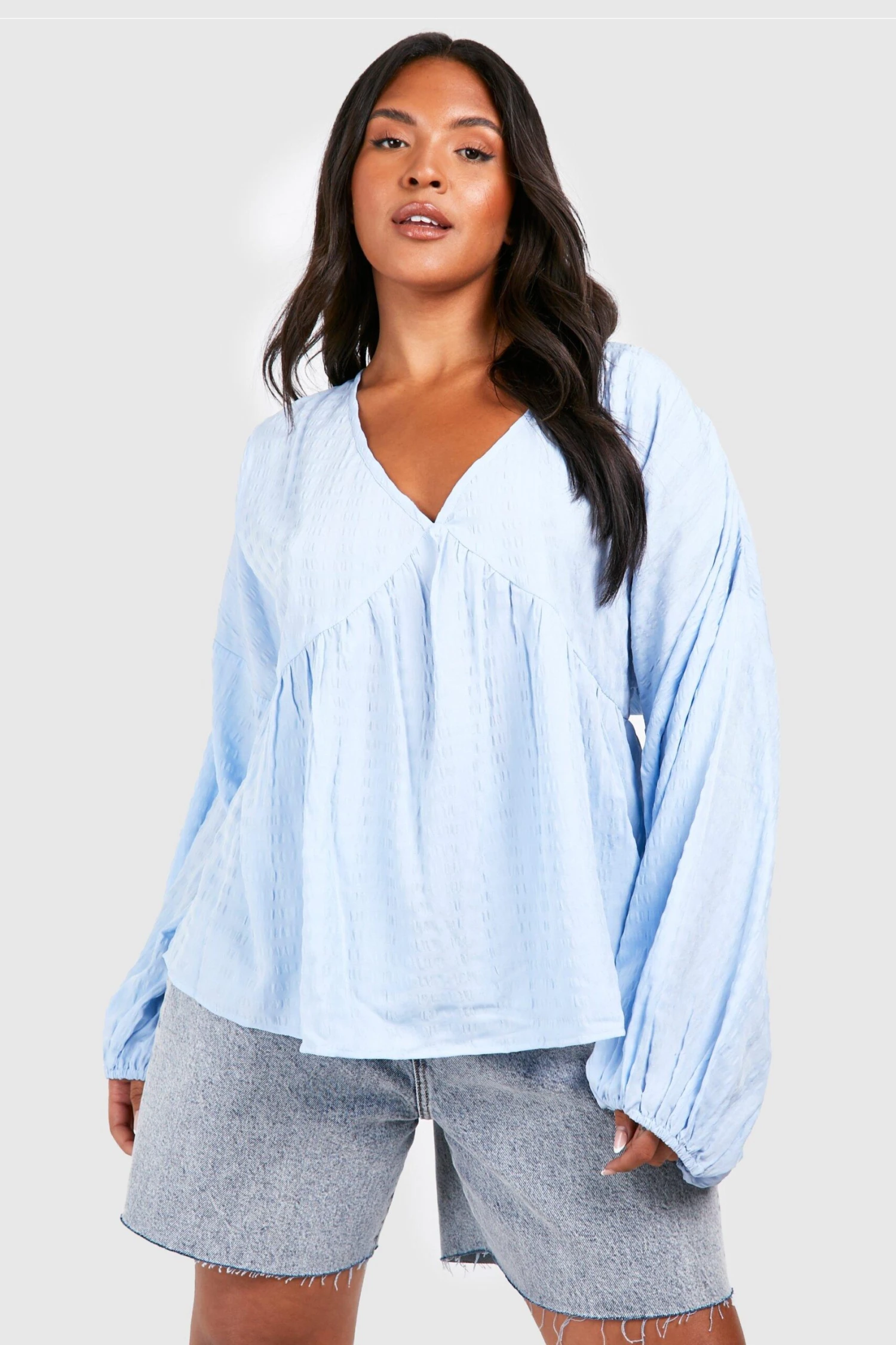 Plus Strukturiertes Kitteloberteil Mit V-Ausschnitt Und Volumenärmeln 5 Plus Strukturiertes Kitteloberteil Mit V-Ausschnitt Und Volumenärmeln – Bild 3