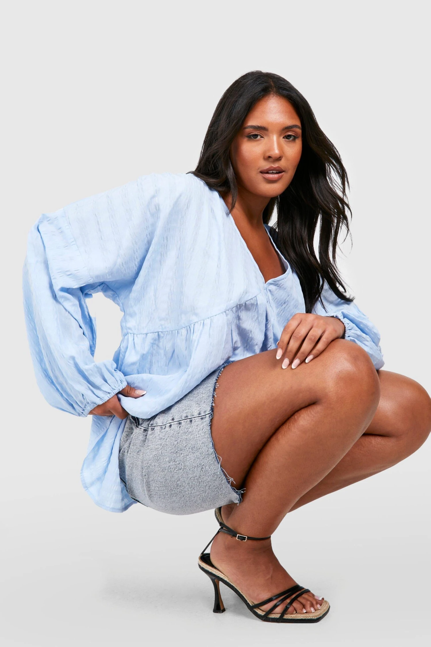 Plus Strukturiertes Kitteloberteil Mit V-Ausschnitt Und Volumenärmeln 6 Plus Strukturiertes Kitteloberteil Mit V-Ausschnitt Und Volumenärmeln – Bild 4