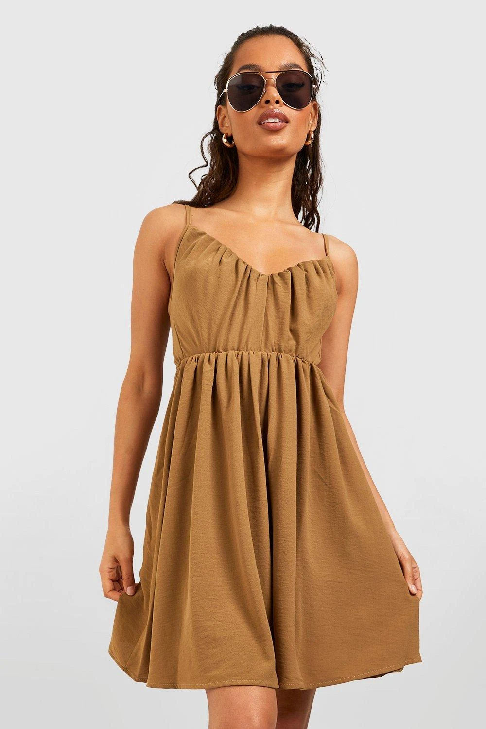 Rückenfreies Minikleid Mit Geschnürtem Detail 3 Rückenfreies Minikleid Mit Geschnürtem Detail