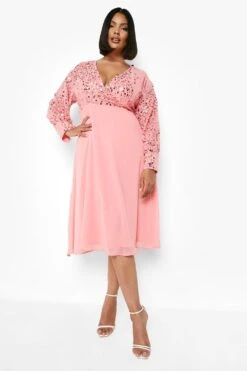 Plus Pailletten-Wickelkleid In Midi-Länge