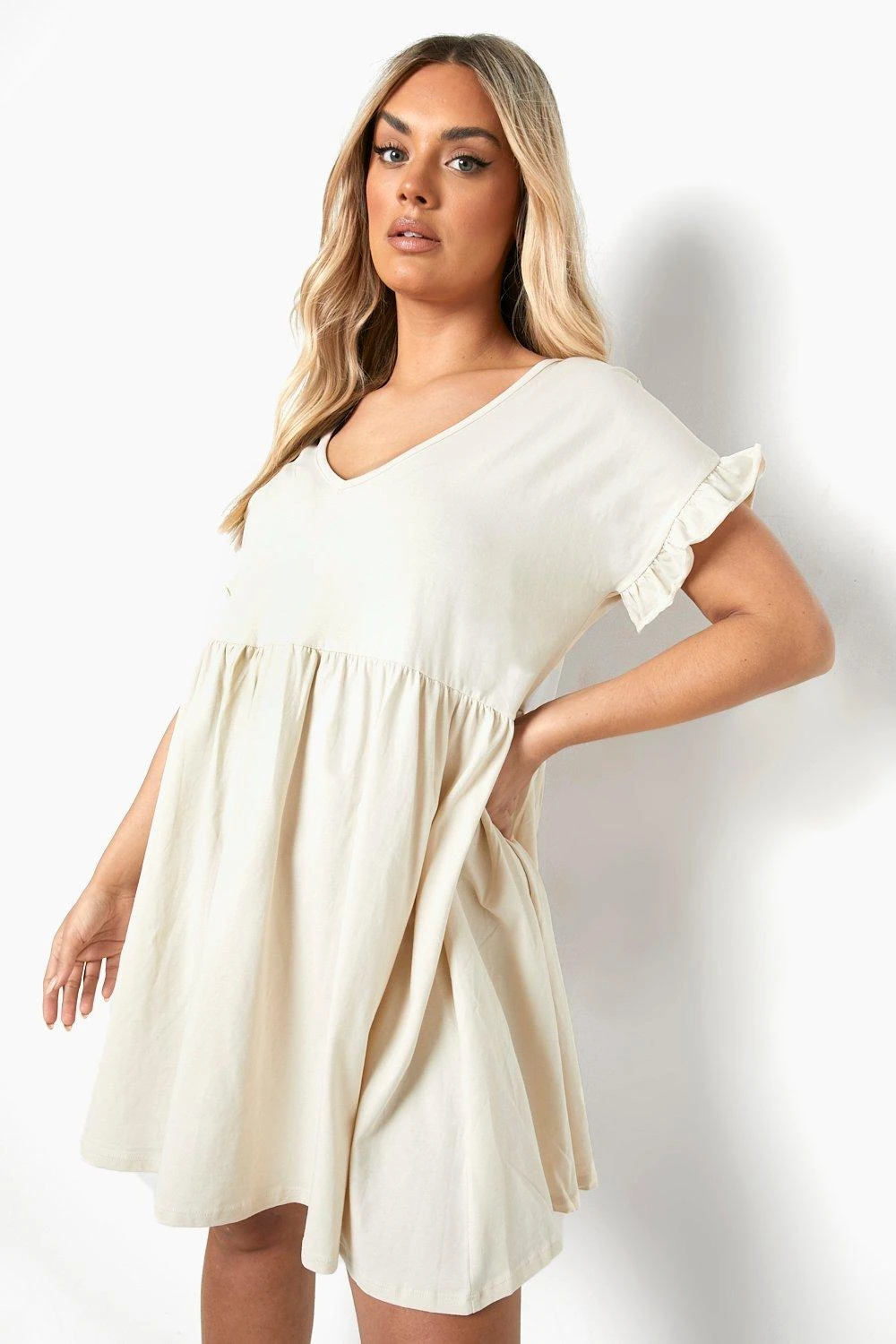 Plus Smok-Kleid Mit Rüschen Und V-Ausschnitt 5 Plus Smok-Kleid Mit Rüschen Und V-Ausschnitt – Bild 3