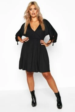 Plus Wickel-Smokkleid Mit Geschnürten Trägern