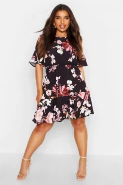 Plus Gestuftes Florales Smokkleid Aus Crepestoff