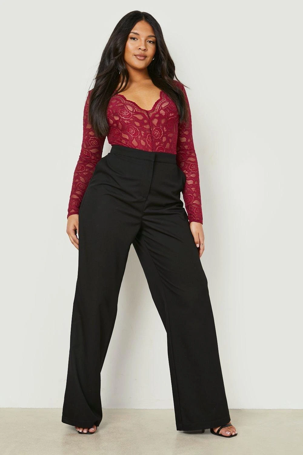 Plus Spitzen-Body Mit Tiefem V-Ausschnitt 5 Plus Spitzen-Body Mit Tiefem V-Ausschnitt – Bild 3